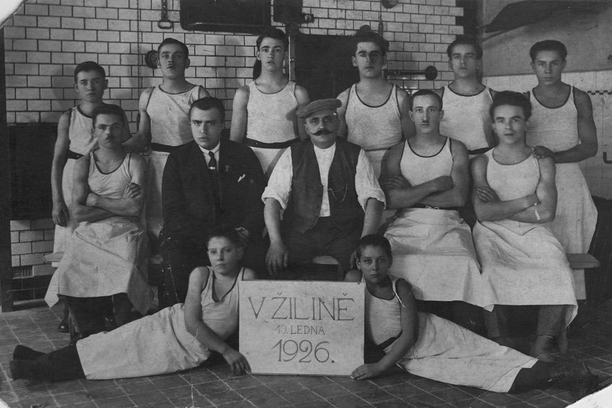 Historická skupinová fotografia Alfonza Broja počas pekárskeho učenia v roku 1926.
