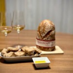 Orechový chlieb si po prvom kusnutí zamilujete | Pekáreň Brojo