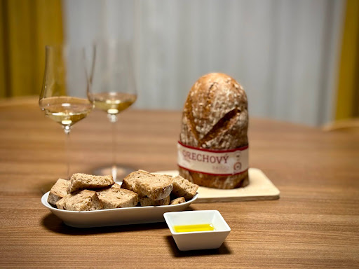 Orechový chlieb si po prvom kusnutí zamilujete | Pekáreň Brojo